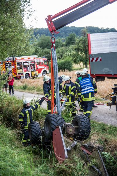 Affalterbach: Mann unter Traktor beim maehen eingeklemmt
